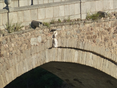 005 (106) puente san martin detalle busto.jpg