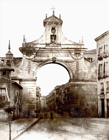 arco de santiago valladolid.jpg